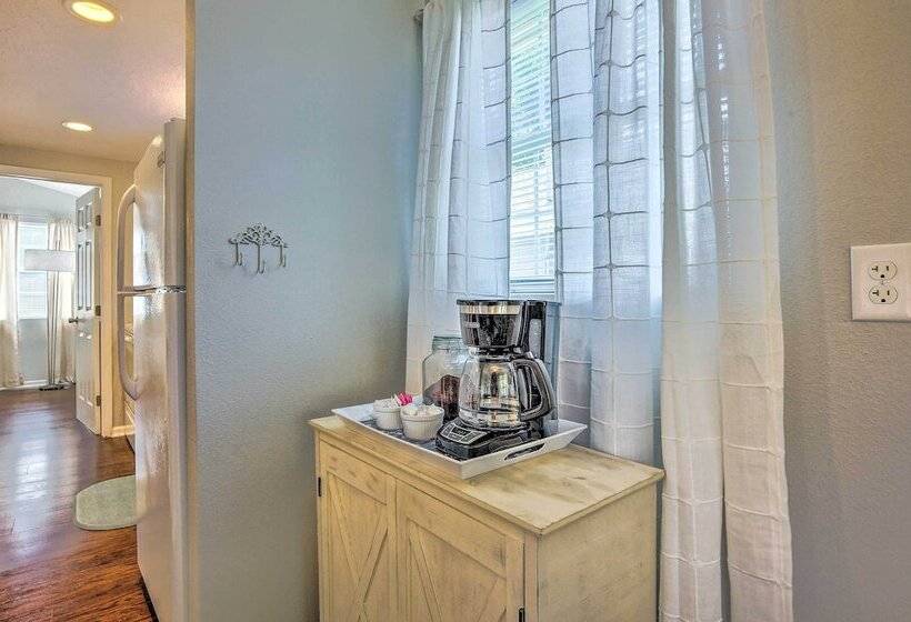 Cozy Montgomery Home: Walk To Lake Conroe!