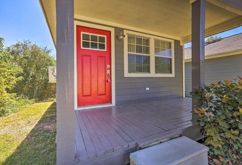 Cozy Montgomery Home: Walk To Lake Conroe!