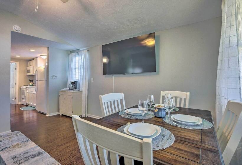 Cozy Montgomery Home: Walk To Lake Conroe!