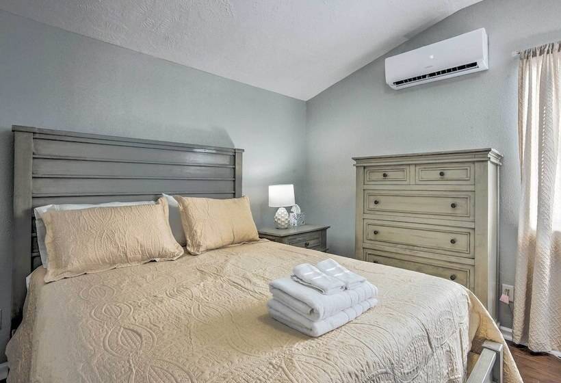 Cozy Montgomery Home: Walk To Lake Conroe!