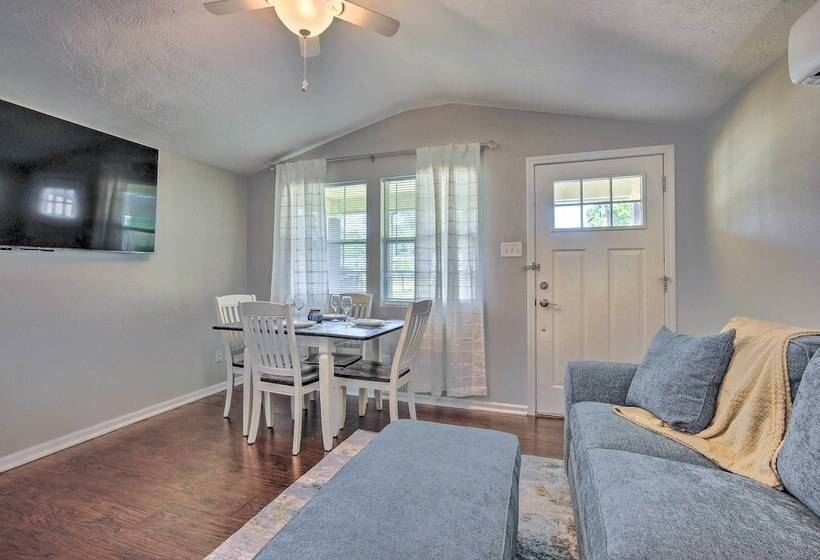 Cozy Montgomery Home: Walk To Lake Conroe!