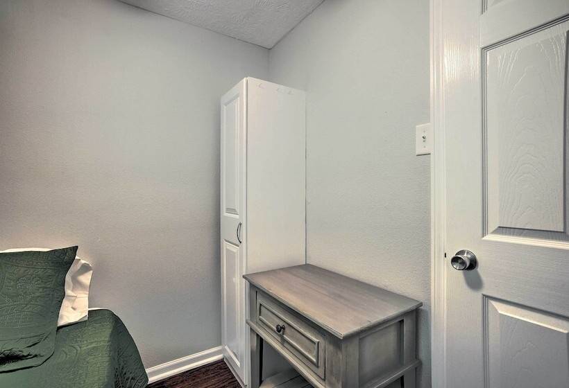 Cozy Montgomery Home: Walk To Lake Conroe!