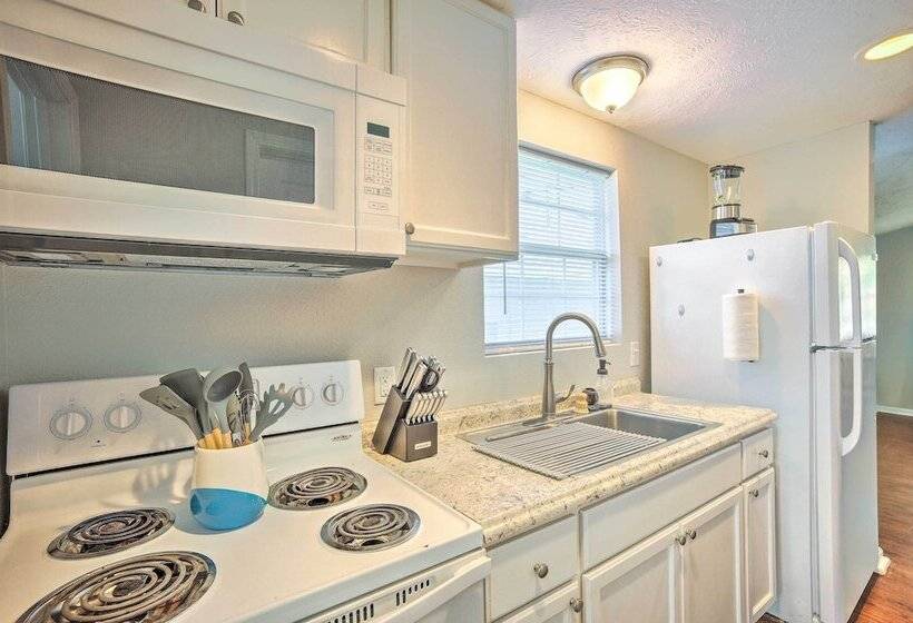 Cozy Montgomery Home: Walk To Lake Conroe!