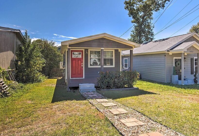 Cozy Montgomery Home: Walk To Lake Conroe!