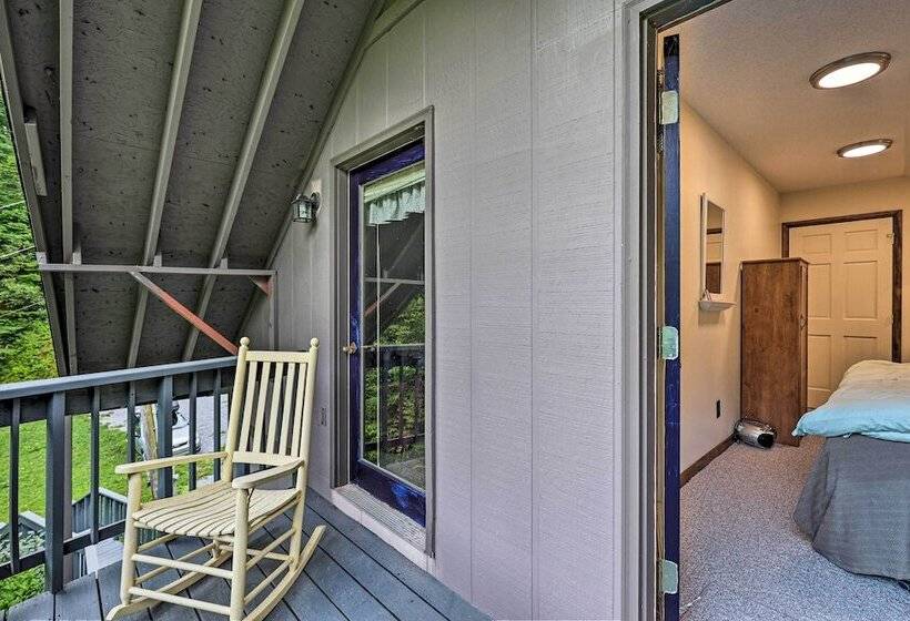 Cozy Roan Mountain Cabin W/ Private Balcony!