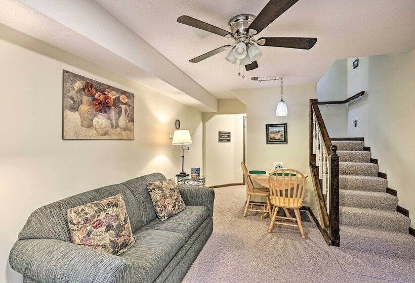 Cozy Roan Mountain Cabin W/ Private Balcony!