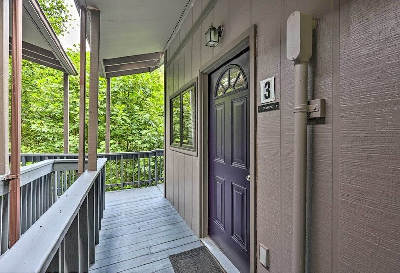 Cozy Roan Mountain Cabin W/ Private Balcony!