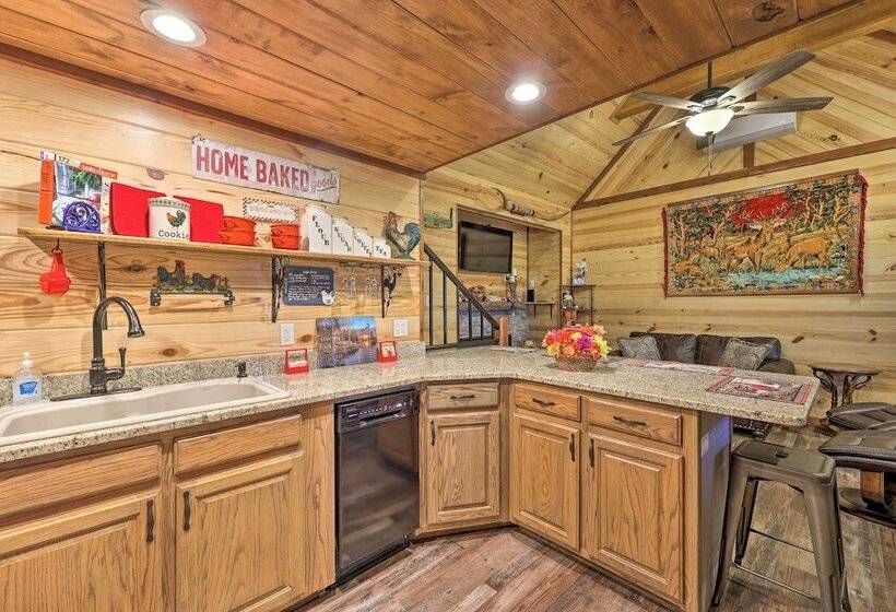 3 Mi To Lake Hamilton:  Tree Top Cabin