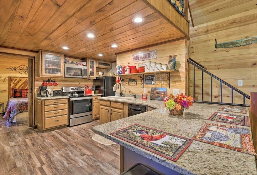 3 Mi To Lake Hamilton:  Tree Top Cabin