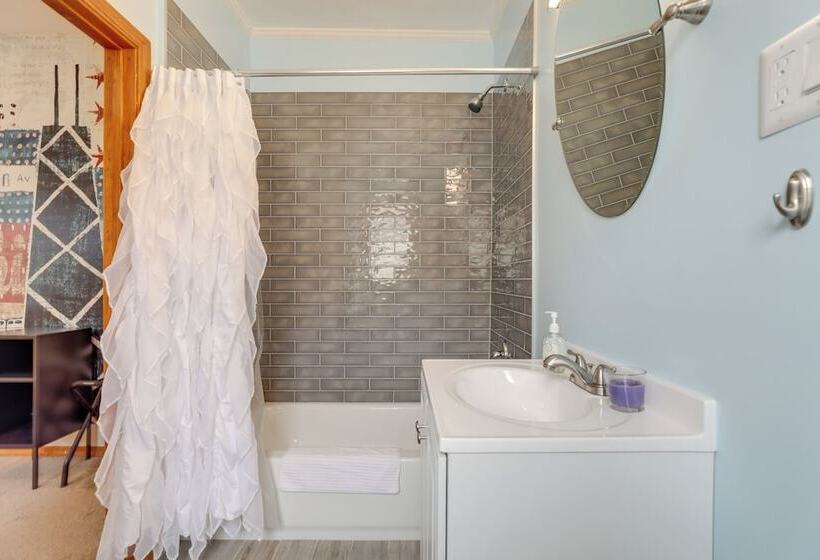 Cozy Westmont Home: Walk To Metra Station!