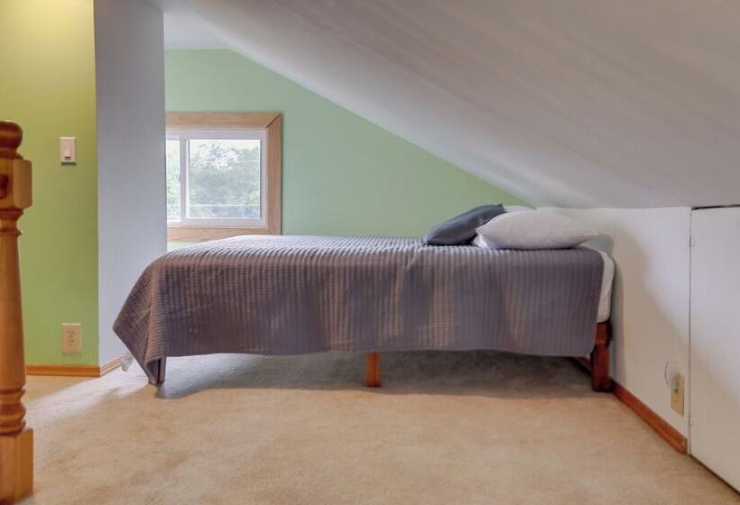 Cozy Westmont Home: Walk To Metra Station!