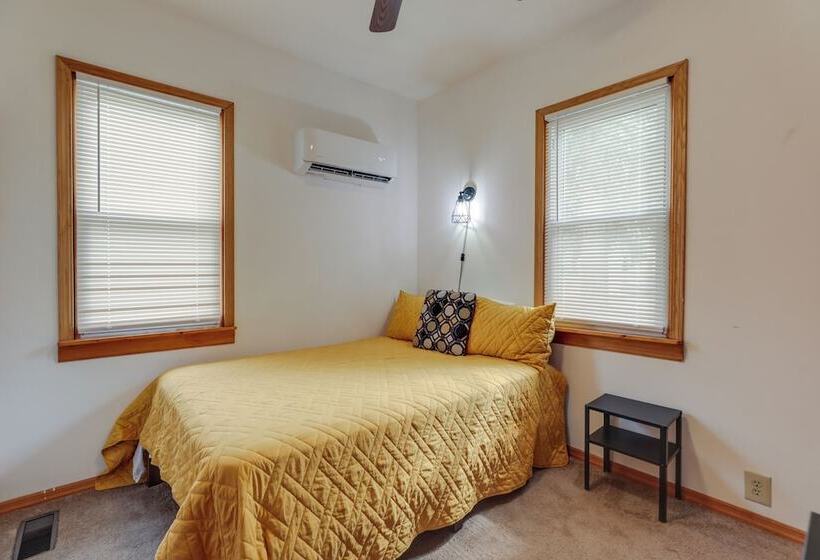 Cozy Westmont Home: Walk To Metra Station!