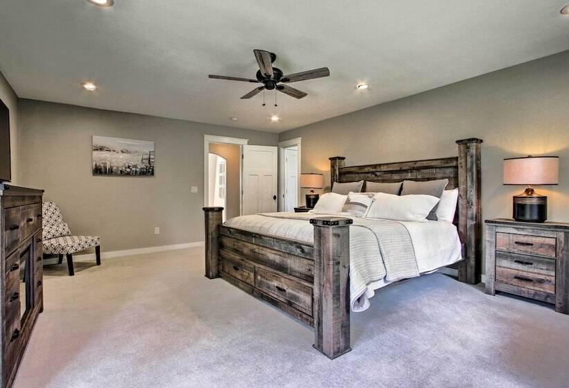 Creekfront Lincoln Home, Steps From Downtown!