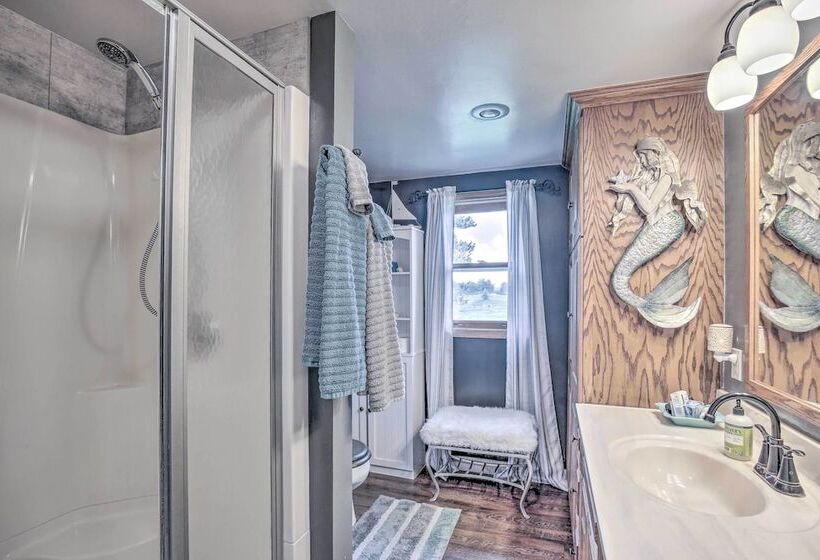 Eclectic Ladysmith Hideaway: Hike And Hunt!