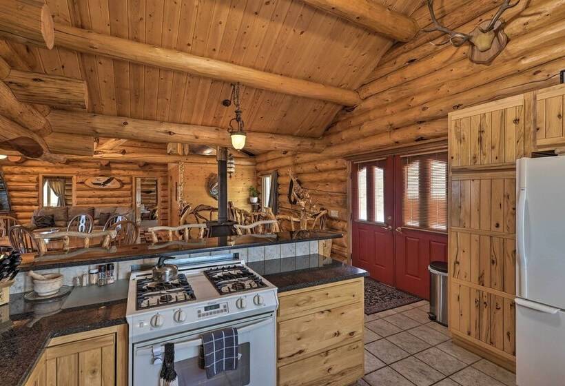 Exquisite Log Home With Lander Valley Views!