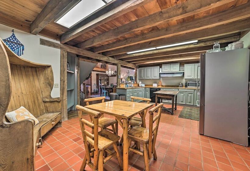 Peaceful Farmhouse W/ Fire Pit: Near Town & Lake!