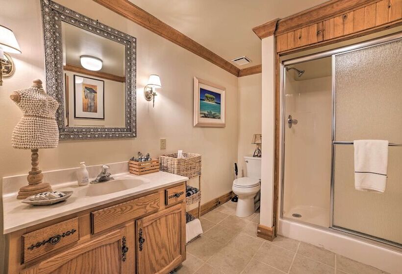 Peaceful Farmhouse W/ Fire Pit: Near Town & Lake!