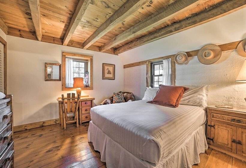 Peaceful Farmhouse W/ Fire Pit: Near Town & Lake!