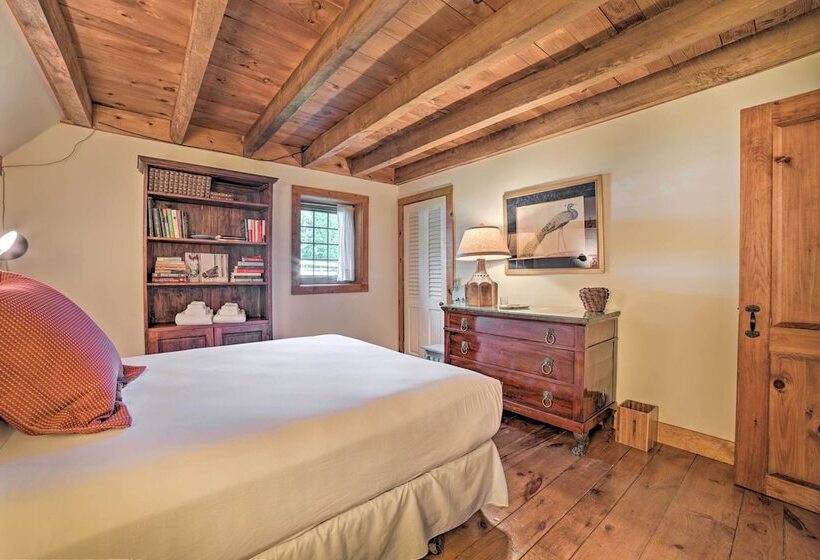 Peaceful Farmhouse W/ Fire Pit: Near Town & Lake!