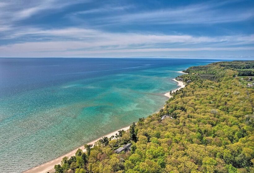 Peaceful Farmhouse W/ Fire Pit: Near Town & Lake!