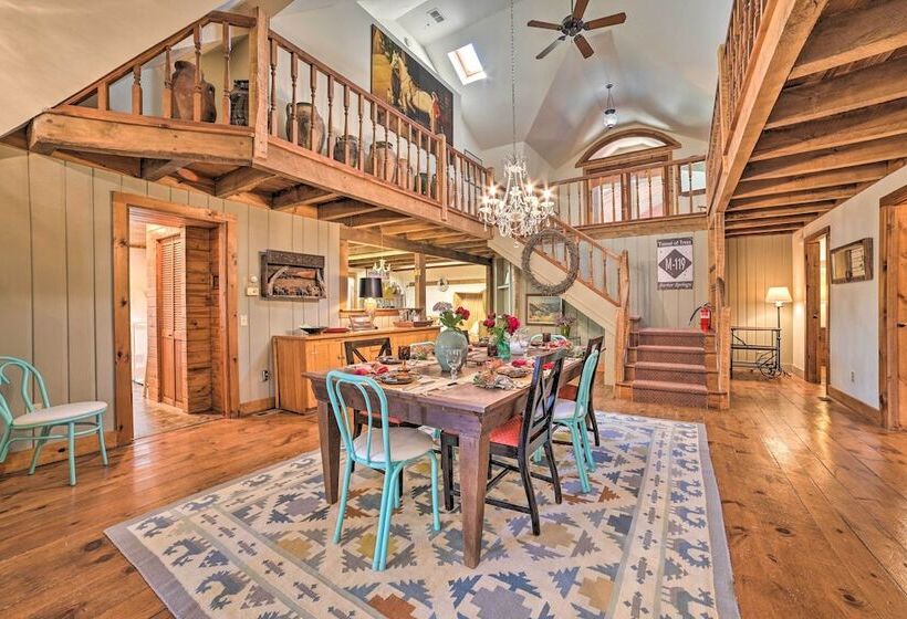 Peaceful Farmhouse W/ Fire Pit: Near Town & Lake!