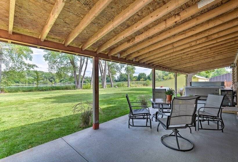 Family Home W/ Hot Tub   Walk To Johnson Lake!