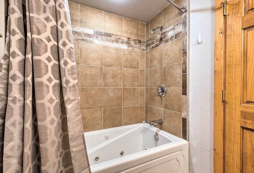 Family Home W/ Hot Tub   Walk To Johnson Lake!