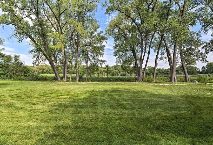 Family Home W/ Hot Tub   Walk To Johnson Lake!