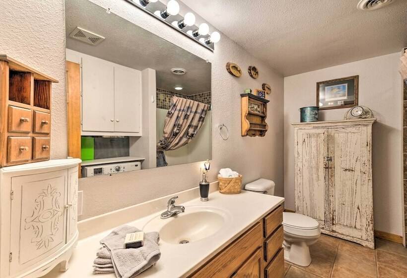 Family Home W/ Hot Tub   Walk To Johnson Lake!