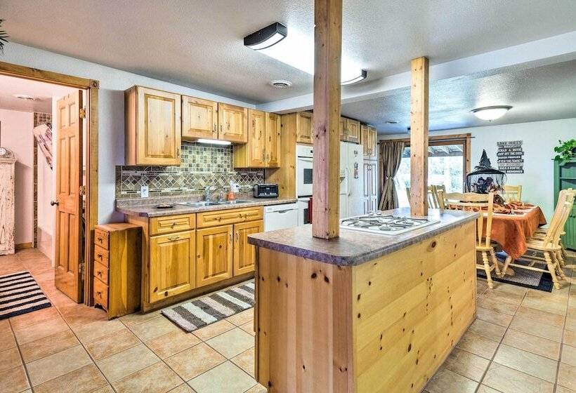 Family Home W/ Hot Tub   Walk To Johnson Lake!