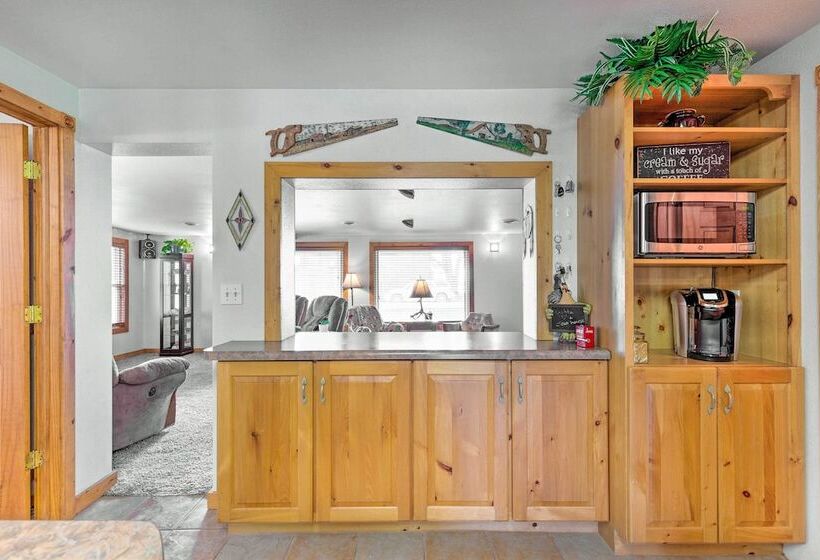 Family Home W/ Hot Tub   Walk To Johnson Lake!