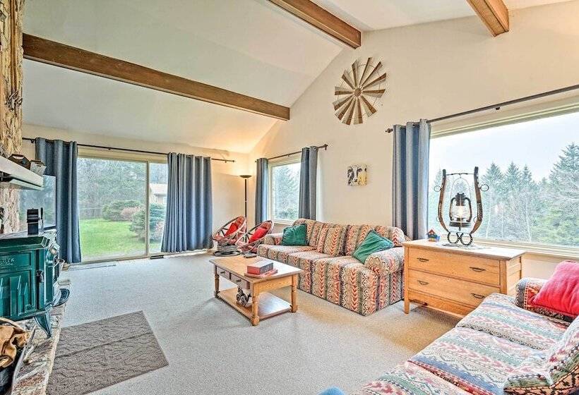 Family Winter Retreat W/ Hot Tub: 14 Mi To Slopes!