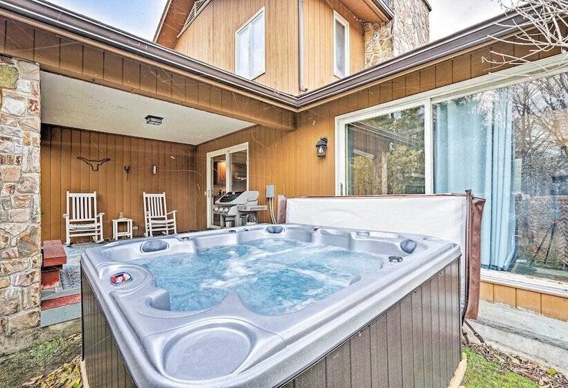 Family Winter Retreat W/ Hot Tub: 14 Mi To Slopes!
