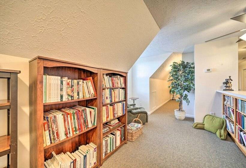 Family Friendly Waynesville Home W/ Fire Pit!