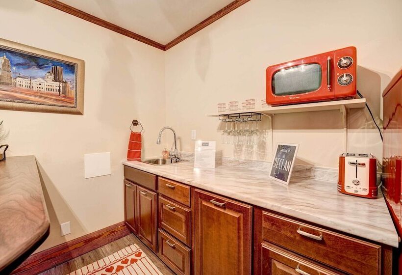 Fort Wayne Retreat, Walk To Parkview Field!