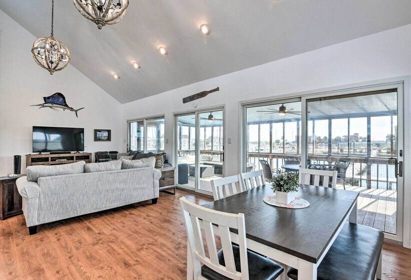 Freeport Home W/ Boat Dock < 2 Mi To Beach!