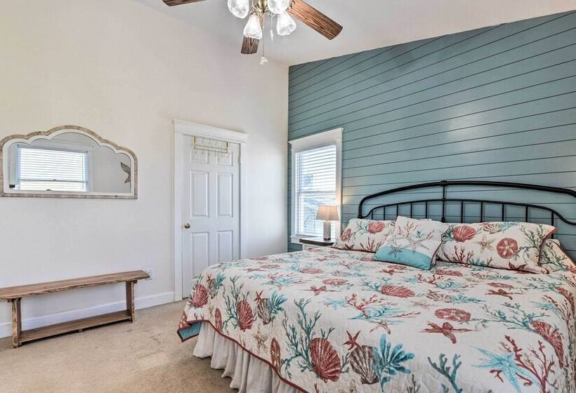 Freeport Home W/ Boat Dock < 2 Mi To Beach!