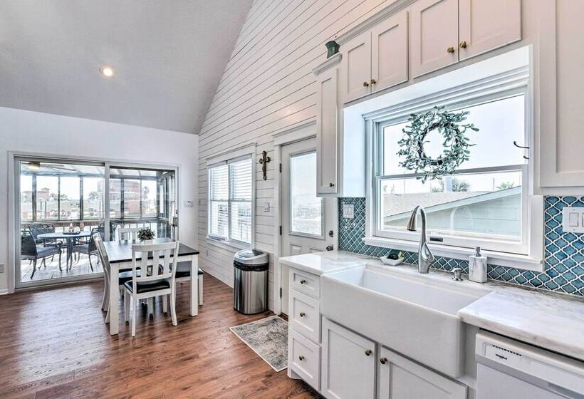 Freeport Home W/ Boat Dock < 2 Mi To Beach!