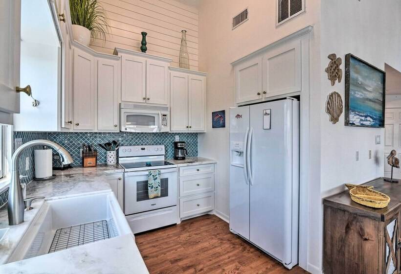 Freeport Home W/ Boat Dock < 2 Mi To Beach!