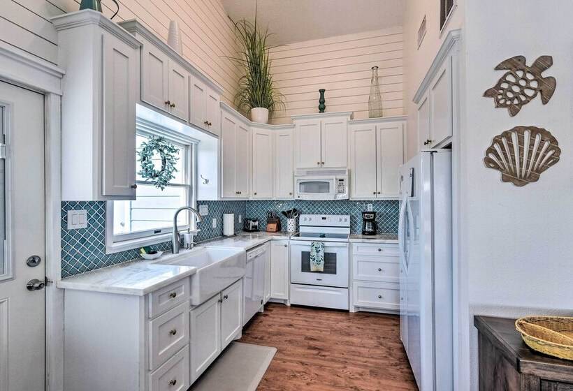 Freeport Home W/ Boat Dock < 2 Mi To Beach!