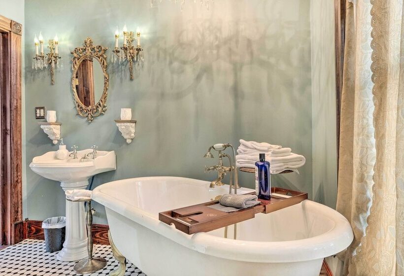 Downtown Lancaster French Victorian Gem!