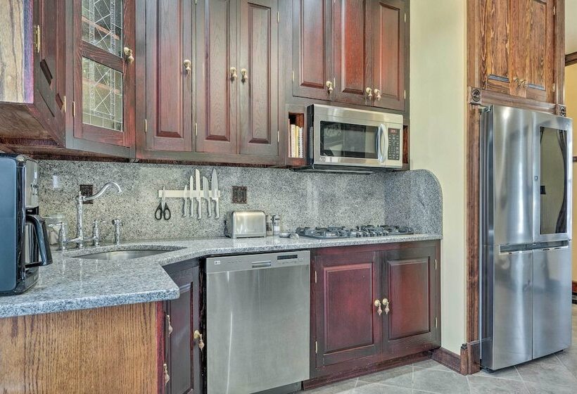 Downtown Lancaster French Victorian Gem!