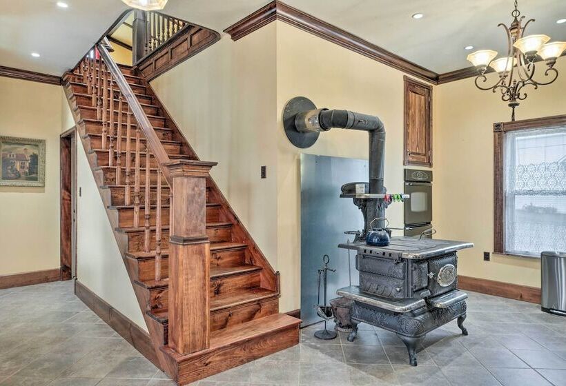 Downtown Lancaster French Victorian Gem!