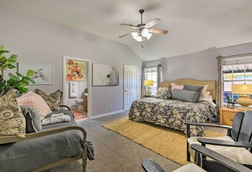 Granbury Home: Screened Porch < 2 Mi To Beach