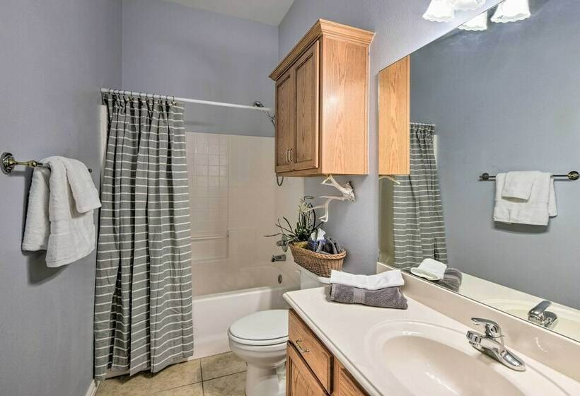 Granbury Home: Screened Porch < 2 Mi To Beach