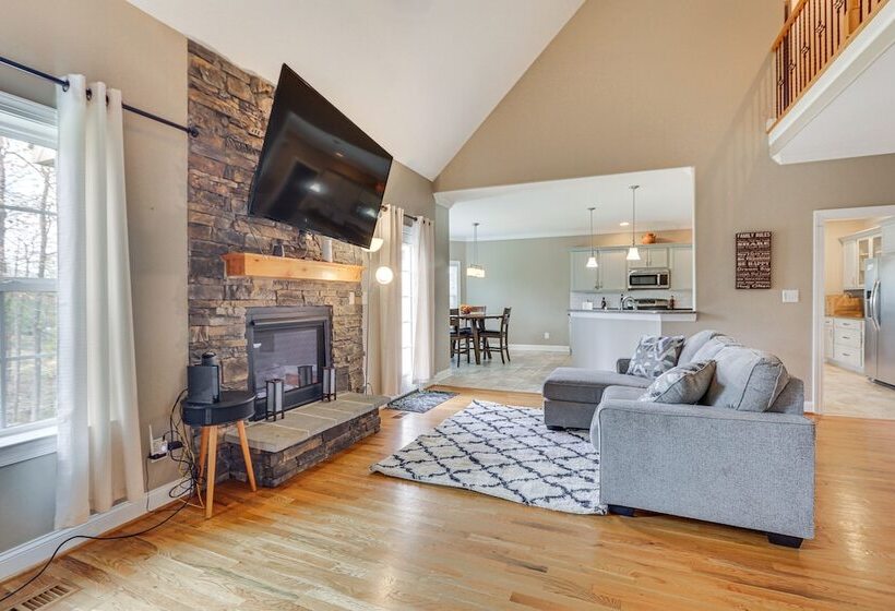 High Point Home ~ 1 Mi To Oak Hollow Lake!