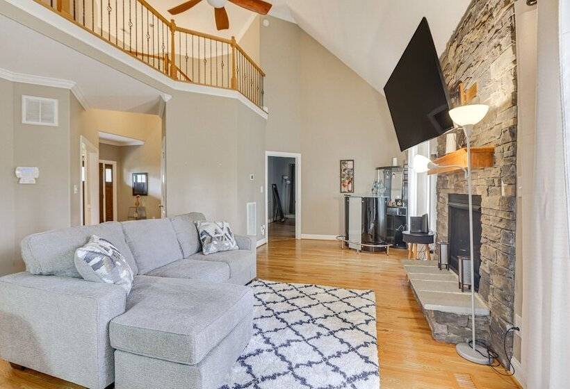 High Point Home ~ 1 Mi To Oak Hollow Lake!