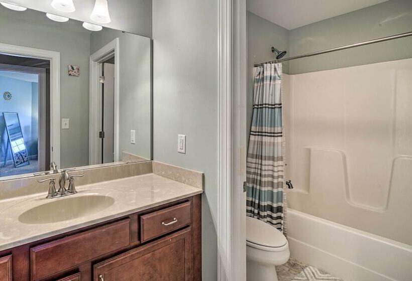 High Point Home ~ 1 Mi To Oak Hollow Lake!