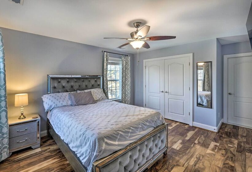 High Point Home ~ 1 Mi To Oak Hollow Lake!