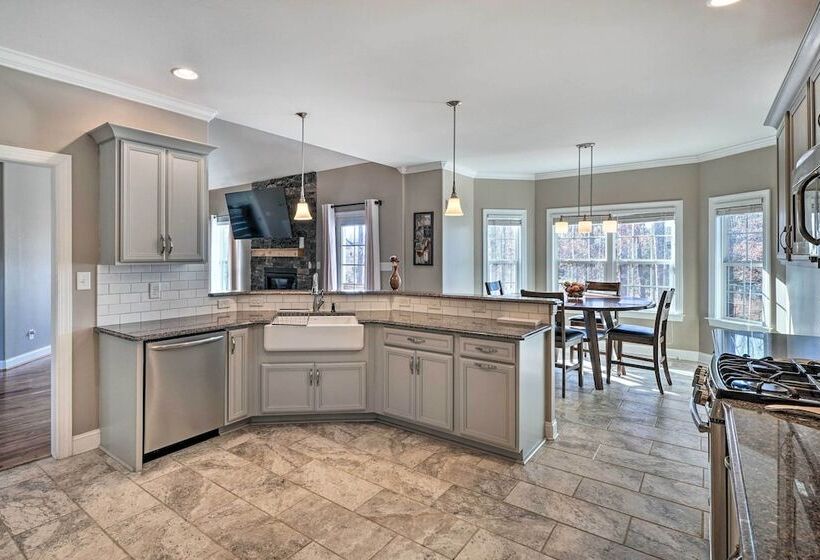 High Point Home ~ 1 Mi To Oak Hollow Lake!